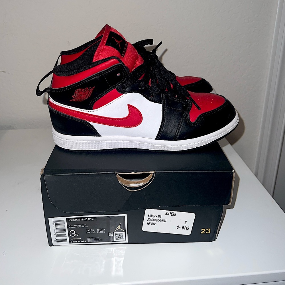 JORDAN 1 MID (PS) Kids Size 3
BLACK/FIRE RED-WHITE 
W/ Box